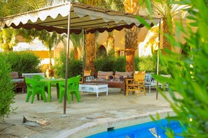 7 piscinas techadas, sombrillas, sillones reclinables de piscina