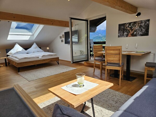 1 bedroom, bed sheets - 1-raum Ferienwohnung 30qm im Dachgeschoss mit Südbalkon/bergblick (Ruhpolding)