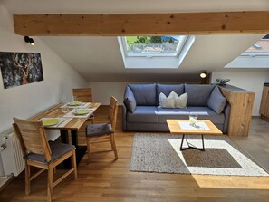 Living area - 1-raum Ferienwohnung 30qm im Dachgeschoss mit Südbalkon/bergblick (Ruhpolding)