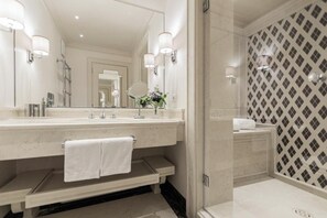 Asciugacapelli, bidet, asciugamani, sapone