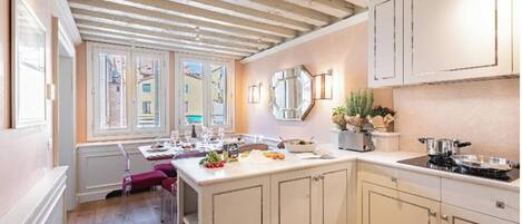 Kühlschrank, Mikrowelle, Ofen, Geschirrspüler