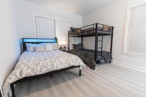 4 bedrooms, iron/ironing board, WiFi, bed sheets - Full Sized Country-Modern Home in H-Town Designed for Friends/Family/Business (Houston)