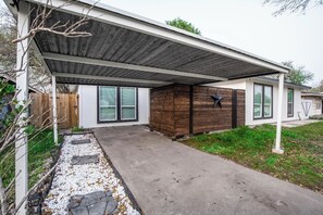 Exterior - Full Sized Country-Modern Home in H-Town Designed for Friends/Family/Business (Houston)