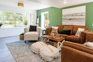 Smart TV, fireplace, video games - Pet-friendly country home near beaches, wineries (Fennville)