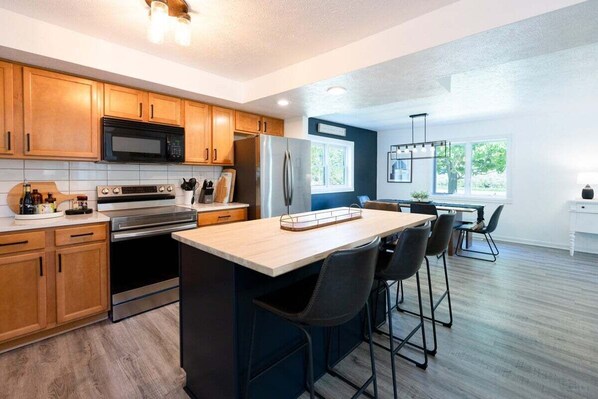 Fridge, microwave, oven, stovetop - Pet-friendly country home near beaches, wineries (Fennville)