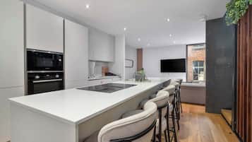 Kylskåp, mikrovågsugn, ugn och spishäll