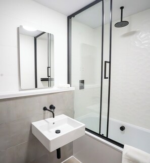 Shower, hair dryer, towels - Walk to Canal St. | Luxurious Townhome w/ Roof Top (Greater Manchester)