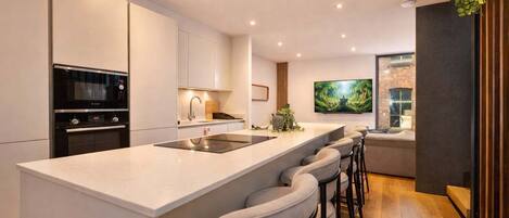 冷蔵庫、電子レンジ、オーブン、コンロ