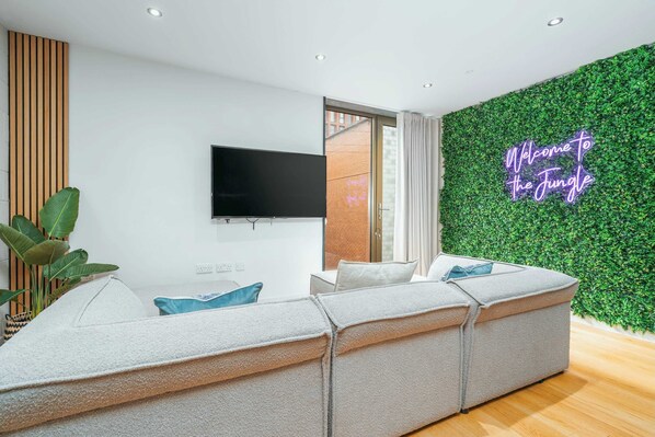 Interior - Walk to Canal St. | Luxurious Townhome w/ Roof Top (Greater Manchester)