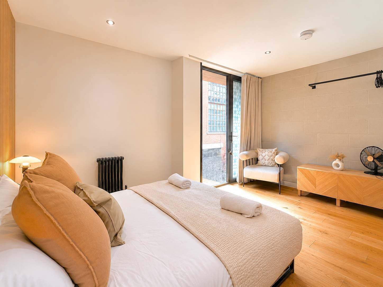 4 bedrooms, iron/ironing board, WiFi, bed sheets
