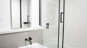 Dusj, hårføner og håndklær