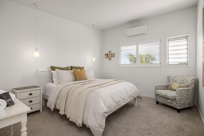 3 bedrooms, desk, iron/ironing board, travel crib