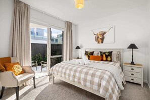 3 soverom, skrivebord, strykejern/-brett og reiseseng for barn