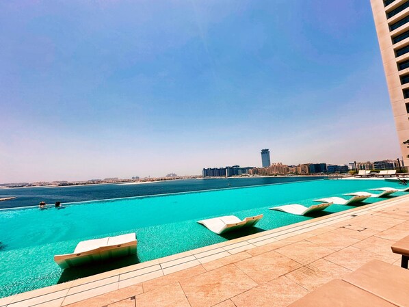 حمام سباحة