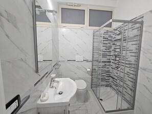 Traditional Room | Bathroom | Free toiletries, hair dryer