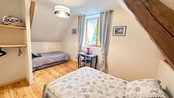 3 slaapkamers, een strijkplank/strijkijzer, beddengoed