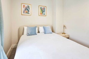 3 عدّة غرف نوم ومكواة/لوح كي وسرير سفر وملاءات أسرّة