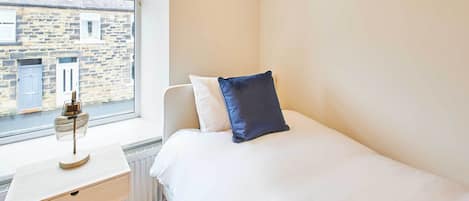 3 habitaciones, escritorio, tabla de planchar con plancha y wifi