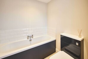 تجهيزات دش، مجففات شعر، مناشف، شامبو