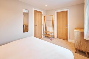 3 habitaciones, tabla de planchar con plancha y cuna de viaje 