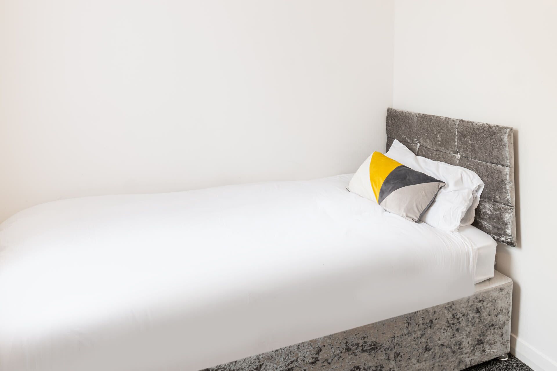 6 bedrooms, iron/ironing board, WiFi, bed sheets