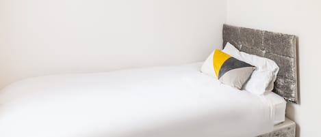 6 bedrooms, iron/ironing board, WiFi, bed sheets