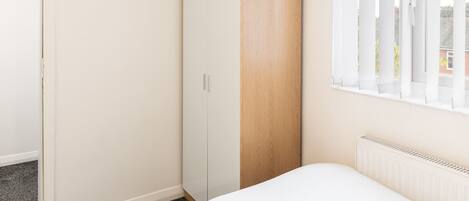 6 bedrooms, iron/ironing board, WiFi, bed sheets