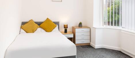 6 bedrooms, iron/ironing board, WiFi, bed sheets