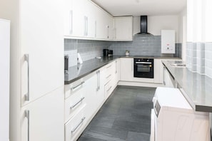 Fridge, microwave, oven, stovetop - Host & Stay | Broadway (Chadderton)