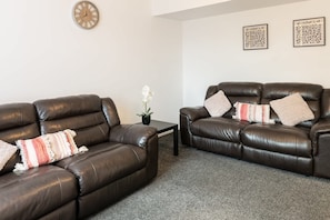 TV - Host & Stay | Broadway (Chadderton)