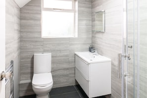 Shower, towels - Host & Stay | Broadway (Chadderton)