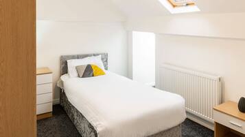 6 bedrooms, iron/ironing board, WiFi, bed sheets