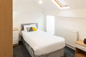 6 bedrooms, iron/ironing board, WiFi, bed sheets - Host & Stay | Broadway (Chadderton)