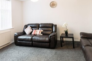 TV - Host & Stay | Broadway (Chadderton)