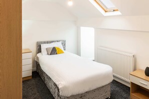 6 bedrooms, iron/ironing board, WiFi, bed sheets