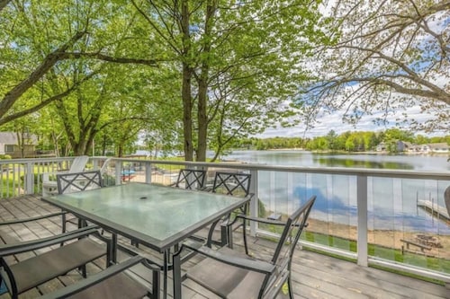 Canadian Lakes, MI - Spacious Private Lake and Beach