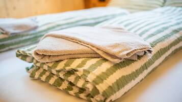 1 bedroom, bed sheets