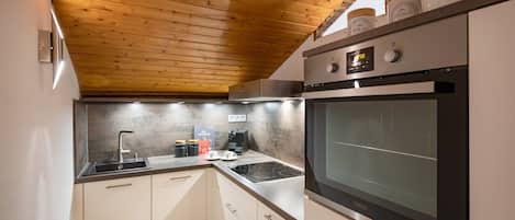 Fridge, oven, stovetop, dishwasher