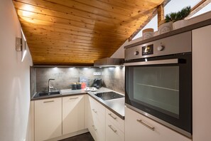 Fridge, oven, stovetop, dishwasher - Romantik- und Familien-berghütte "wildbarren" für Max. 7 Personen (Oberaudorf)