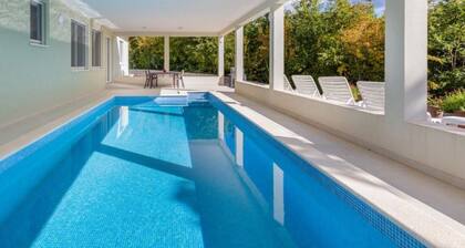 Med - Beautiful Home With Private Pool - H