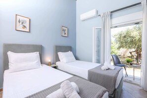 Une chambre d’hôtel avec deux lits, une fenêtre avec des rideaux et une vue sur l’extérieur.