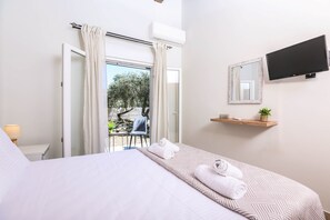 3 bedrooms, iron/ironing board, travel cot, WiFi - Luxury and Tranquility - Halicouna's Perfect Gem (Halikounas)