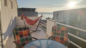 Apartment (Mirjana: sea view & balcony - A2 JN () | Balcony