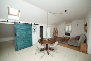 อพาร์ทเมนท์ (Kate Lea Mary - rooftop balcony - A1() | ร้านอาหาร