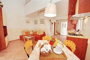 Studio (Apartmani Dino - gorgeous garden - SA) | Dining