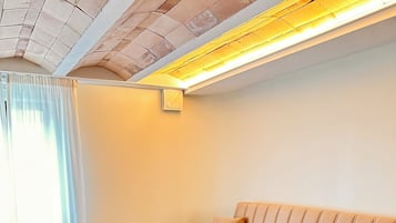 Junior Suite Room | Coffres-forts dans les chambres, bureau, rideaux occultants