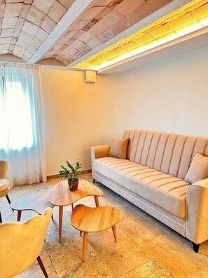 Junior Suite Room | Safe på rommet, skrivebord, blendingsgardiner og wi-fi (inkludert)