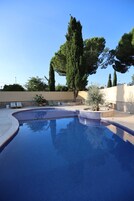 Una piscina al aire libre de temporada