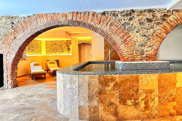 Sauna seca, banheira de hidromassagem, sauna a vapor, massagens