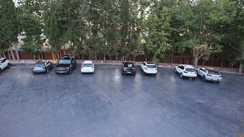 Un estacionamiento con varios coches aparcados.